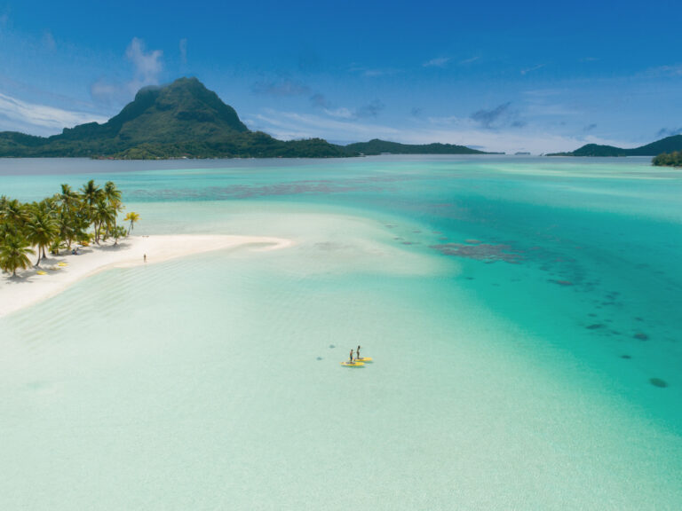 A Bora Bora les passagers du Gauguin ont acces a notre plage privee exclusive sur un motu au large de l'ile. / In Bora Bora guests aboard The Gauguin have access to our exclusive private beach on a motu off the coast of the island.