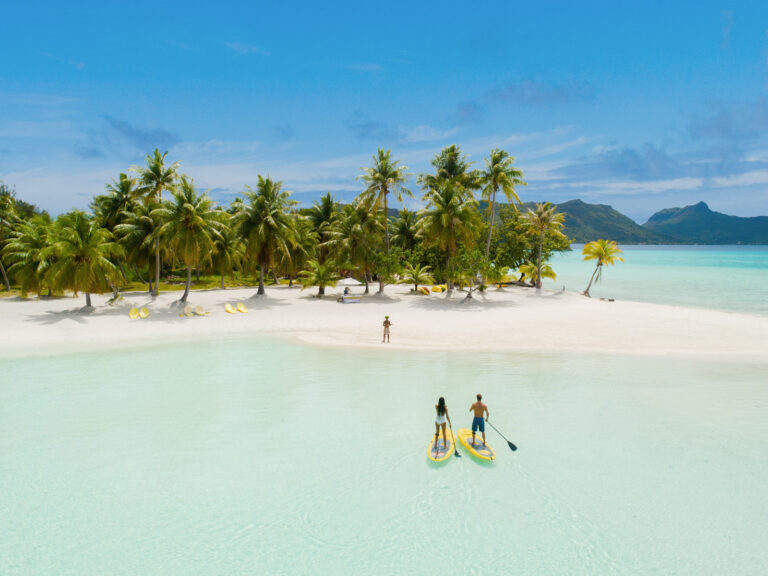 A Bora Bora les passagers du Gauguin ont acces a notre plage privee exclusive sur un motu au large de l'ile. / In Bora Bora guests aboard The Gauguin have access to our exclusive private beach on a motu off the coast of the island.