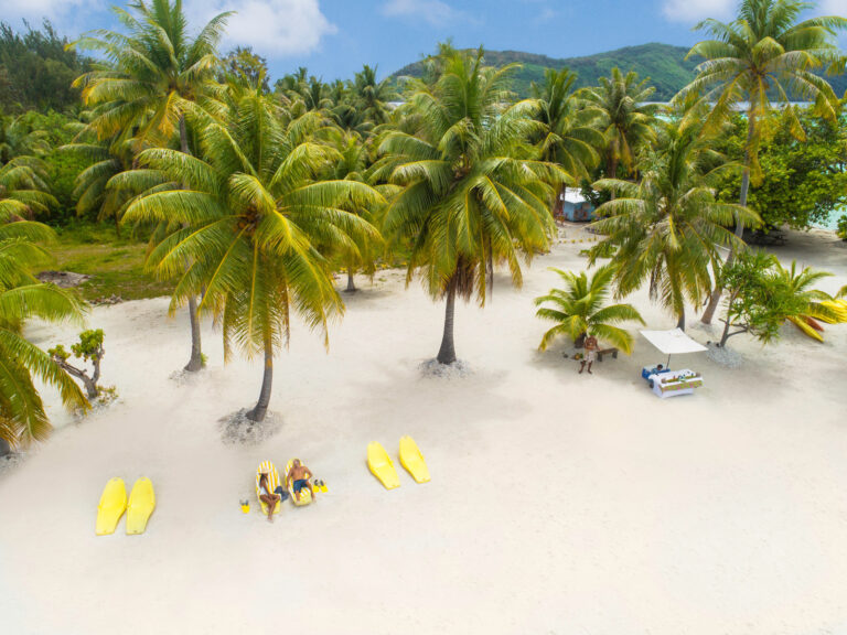 A Bora Bora les passagers du Gauguin ont acces a notre plage privee exclusive sur un motu au large de l'ile. / In Bora Bora guests aboard The Gauguin have access to our exclusive private beach on a motu off the coast of the island.